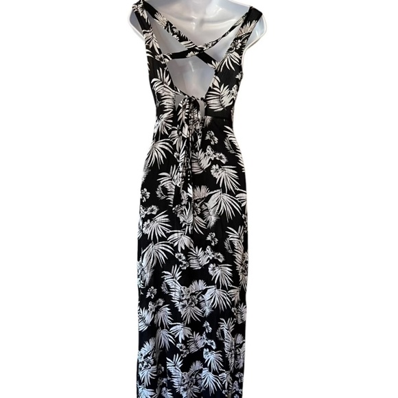 Forever 21 | Black and White Maxi Dress with Cross Back Detail - Picture 5 of 5